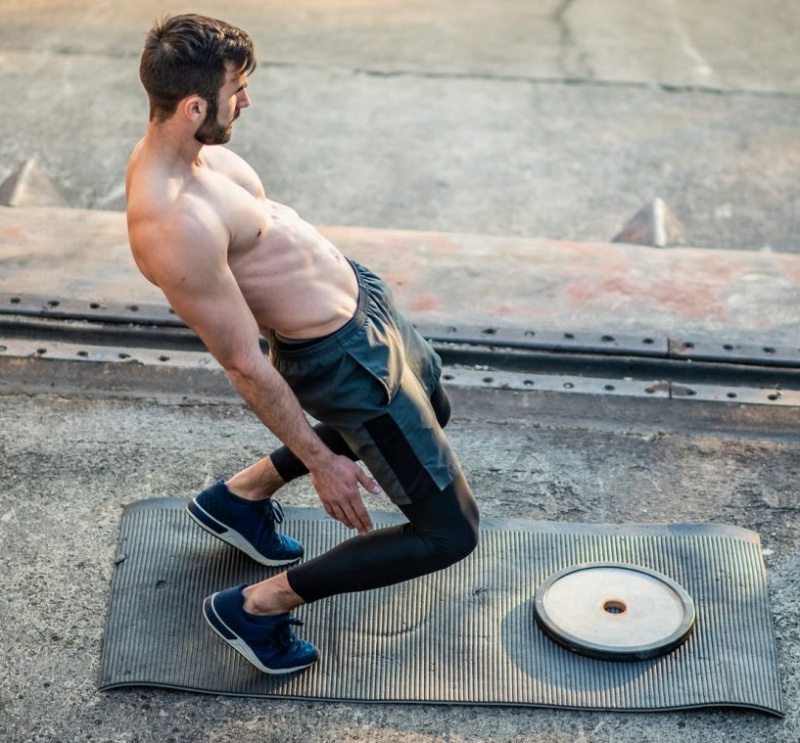 Сисси приседания: техника упражнения, польза и ошибки