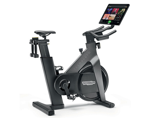 Интерактивный вертикальный велотренажер TECHNOGYM Bike
