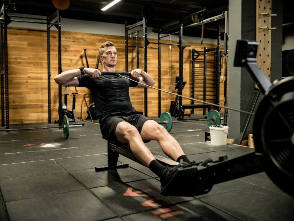 тренировка на гребном тренажере тренировка на гребном тренажере